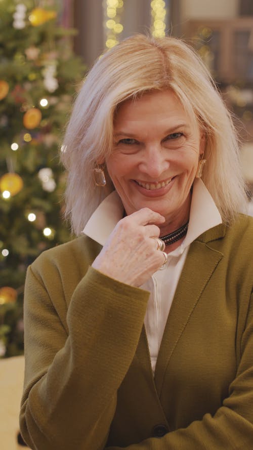 一个微笑的老年妇女的肖像 · 免费素材视频
