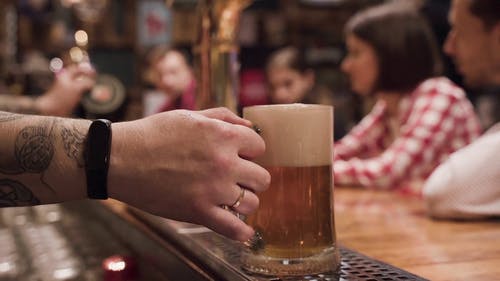 有关啤酒, 啤酒杯, 啤酒泡沫的免费素材视频