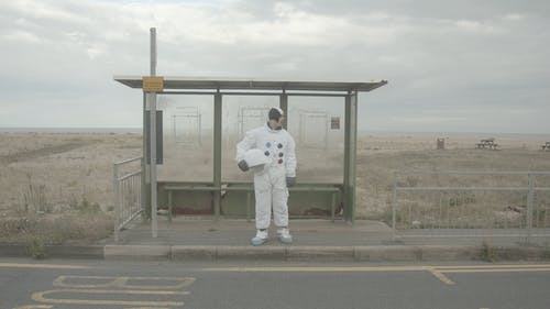 宇航员等待aa巴士站 · 免费素材视频