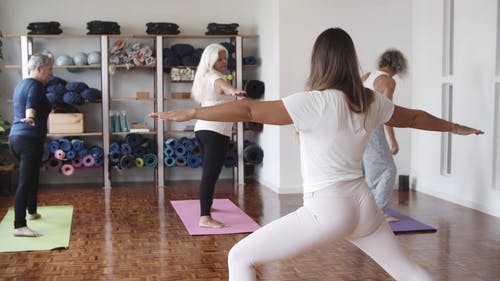 活跃于瑜伽课的女性 · 免费素材视频