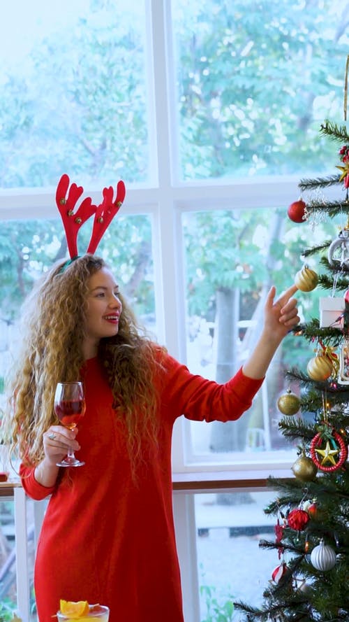 有关圣诞气氛, 女人, 室内的免费素材视频