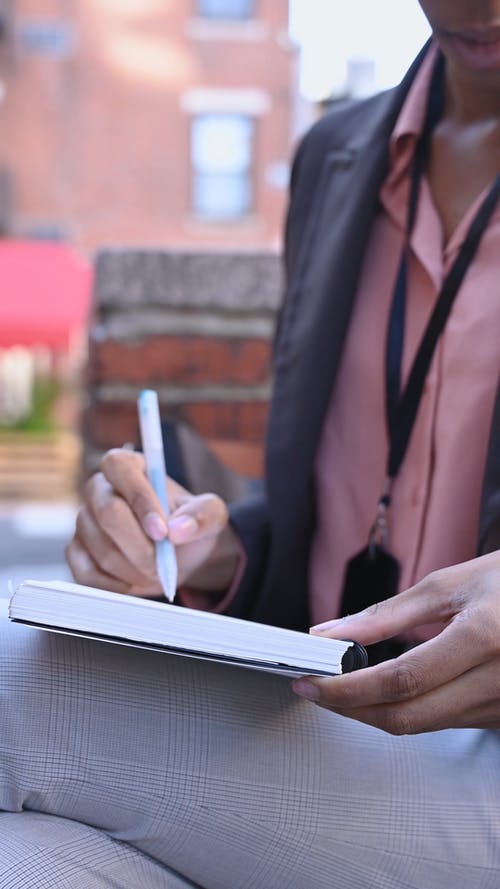 一个女人在笔记本上写 · 免费素材视频