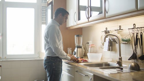 男子切食物 · 免费素材视频