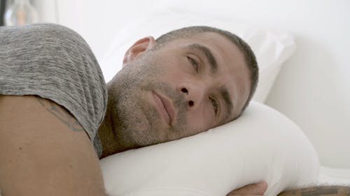 一个男人躺在他的床上的特写视图 · 免费素材视频