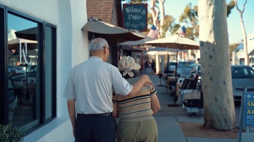 走在街上的老年夫妇 · 免费素材视频