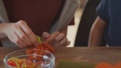 女人抱着万圣节装饰 · 免费素材视频