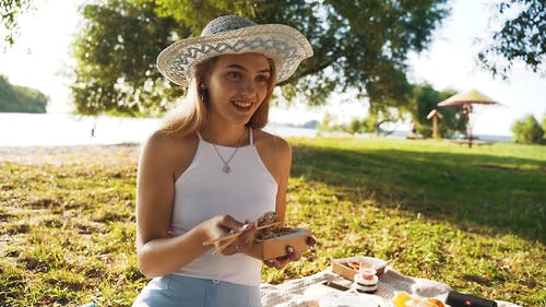 有关吃, 夏天, 女人的免费素材视频