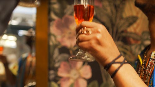 在宽扎节庆祝活动中喝红酒的男人 · 免费素材视频