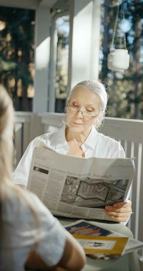 有关坐, 垂直视频, 女人的免费素材视频