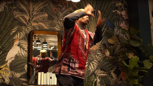 一个跳舞传统非洲舞蹈的人 · 免费素材视频