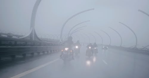 有关cyklar cyklar, 一组工作人员, 下雨的免费素材视频