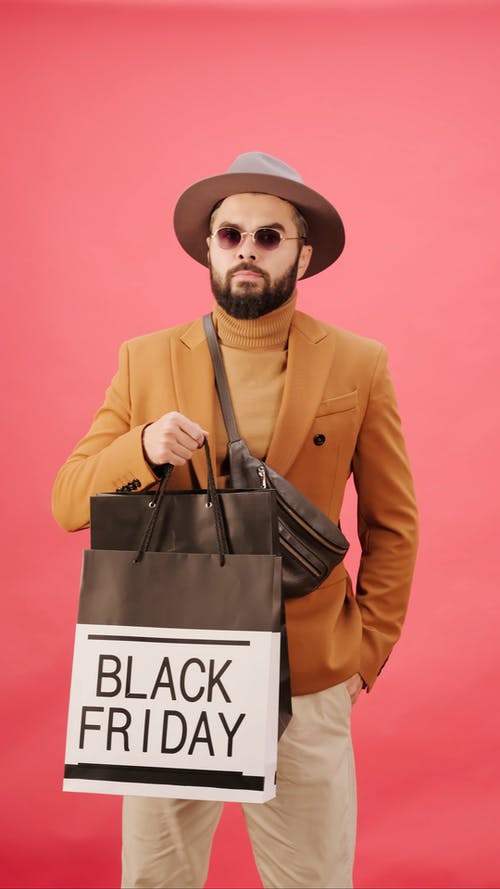 一个男人在黑色星期五购物 · 免费素材视频