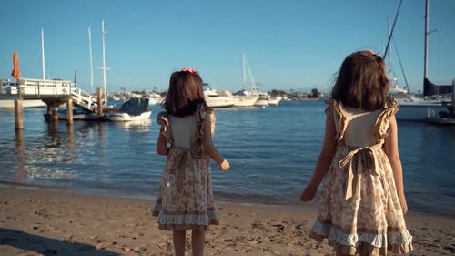 两个女孩在水上扔石头 · 免费素材视频