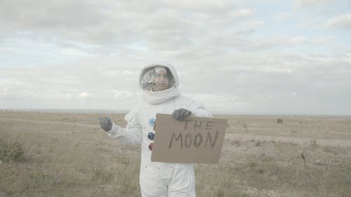 搭便车的宇航员举着牌子 · 免费素材视频