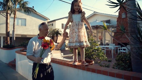 老人边走边握着女孩的手 · 免费素材视频