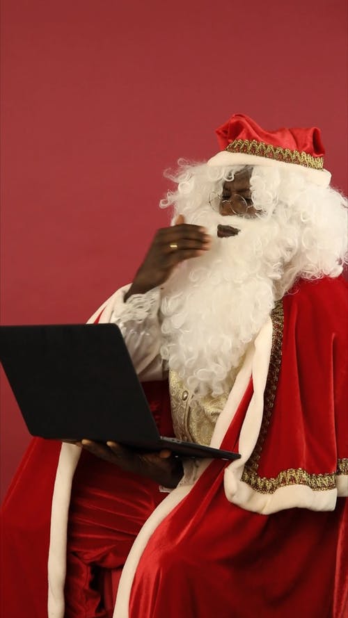 圣诞老人使用a Laptop · 免费素材视频