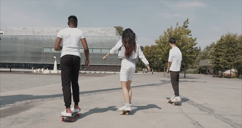 年轻人在公园开放空间滑板 · 免费素材视频