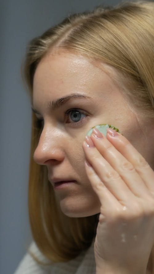 女人为她的脸使用脸部按摩工具的特写视频 · 免费素材视频