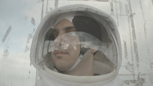 宇航员环顾四周 · 免费素材视频
