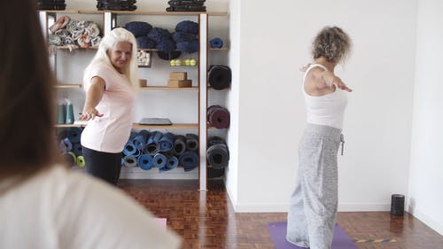 老年妇女练瑜伽 · 免费素材视频