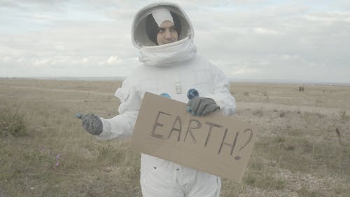 搭便车的宇航员举着牌子 · 免费素材视频