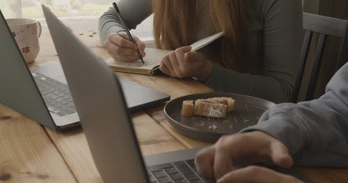 有关坐, 女性, 写作的免费素材视频