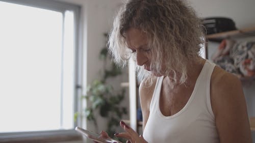 一名老妇用她的智能手机 · 免费素材视频