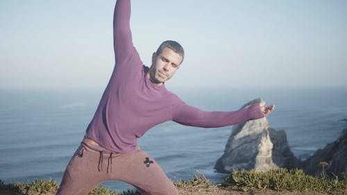 男人做瑜伽姿势 · 免费素材视频