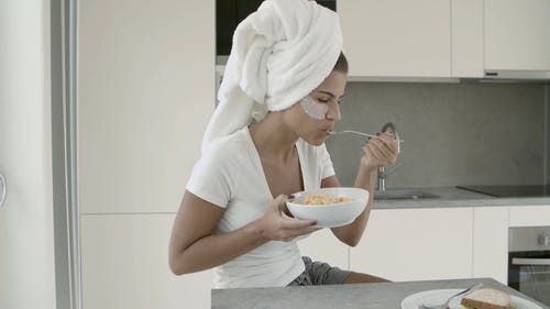 一个吃早餐的女人 · 免费素材视频