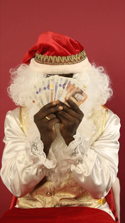 圣诞老人与手上的现金钱 · 免费素材视频