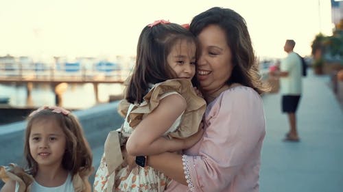 一位母亲愉快地背着她的女儿 · 免费素材视频