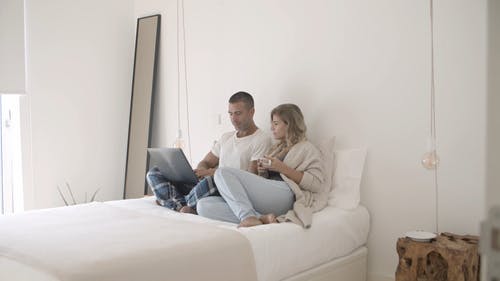 男人和女人互相交谈时坐在床上 · 免费素材视频