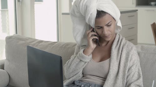 一个女人在电话上交谈时工作 · 免费素材视频