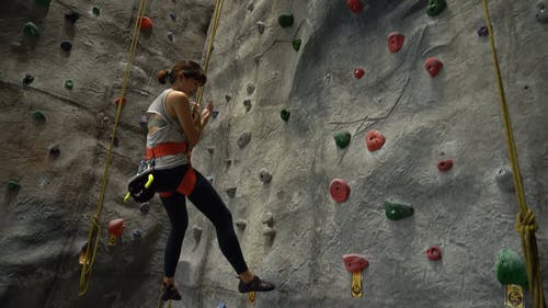 从攀岩墙下去的女人 · 免费素材视频