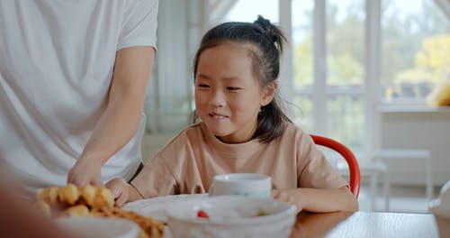 华夫饼给女孩的盘子的人 · 免费素材视频