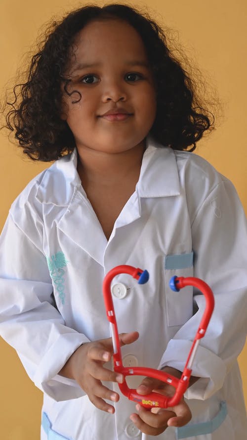 一个小女孩扮演一名医生 · 免费素材视频