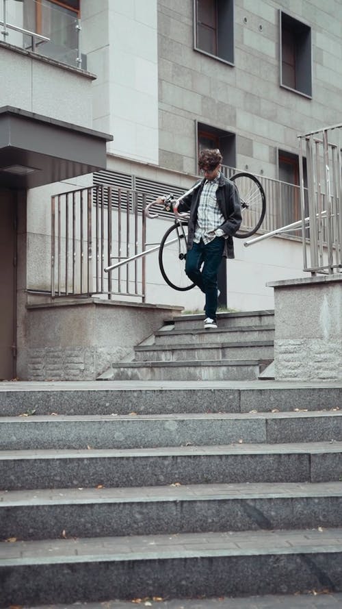 有关单车骑士, 垂直视频, 城市的免费素材视频