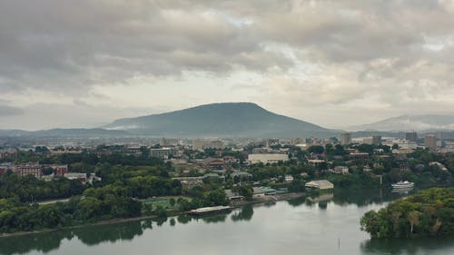 有关城市景观, 多云的天空, 山背景的免费素材视频