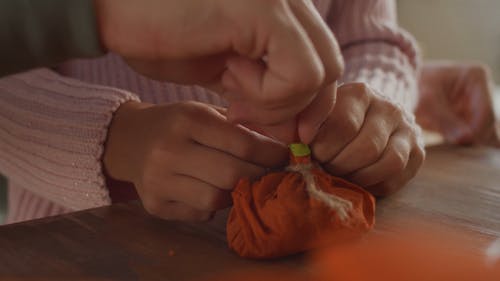 绑糖果包装纸的女孩 · 免费素材视频