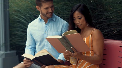 对幸福的夫妇看书 · 免费素材视频