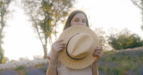 有关低角度拍摄, 太阳帽, 女孩的免费素材视频