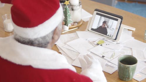 圣诞老人与孩子在线交谈 · 免费素材视频