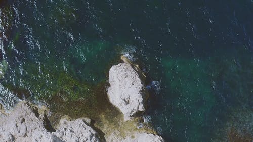 有关岩层, 岸边, 招手的免费素材视频