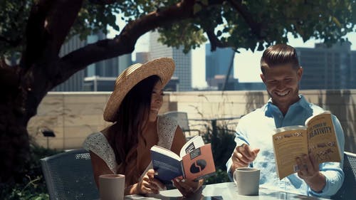 两对夫妇，同时拿着书很开心 · 免费素材视频