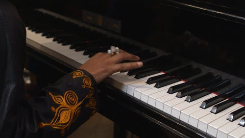 一个男人弹钢琴 · 免费素材视频