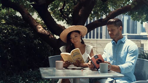 一对夫妇在读书的同时开心 · 免费素材视频