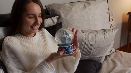 一个女人抱着一个水晶球与陀螺 · 免费素材视频