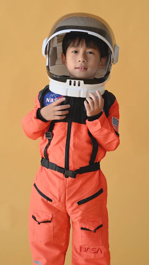小孩穿着宇航员服装 · 免费素材视频