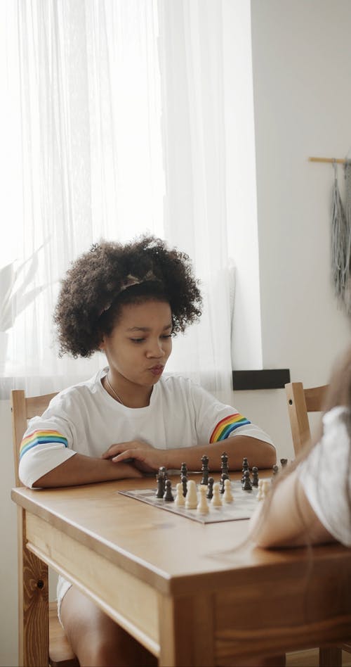小女孩和朋友下棋 · 免费素材视频