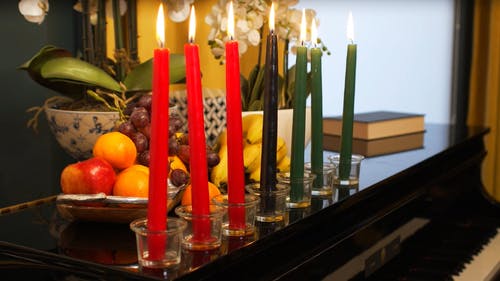 七个点燃的蜡烛，庆祝宽扎节 · 免费素材视频